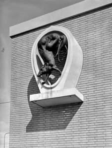 87153 Afbeelding van het door Jan van Luyn vervaardigde beeld 'De Rioolrat' op de gevel van het Rioolgemaal aan de ...